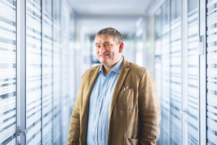 Med vizijo in birokracijo