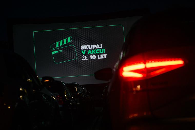 Nepozaben večer pod zvezdami: Ekskluzivni Drive-in kino dogodek ob 10. obletnici lojalnostnega programa Porsche Group Card